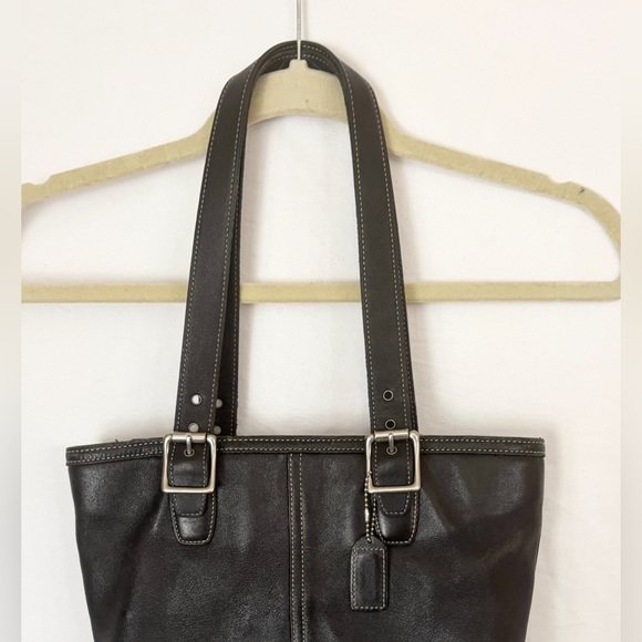 Coach Black Leather Y2K med Tote with Buckle Details - Picture 9 of 9